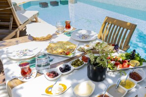 包含每日当地美食早餐