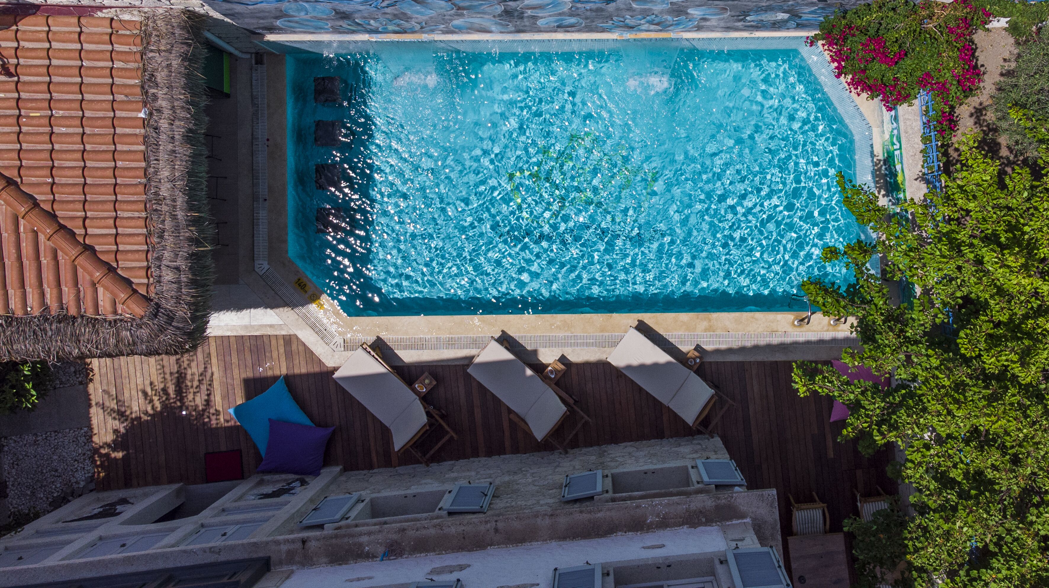 Una piscina al aire libre, tumbonas