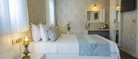 Un dormitorio con cama, mesita de noche, lámpara y espejo.