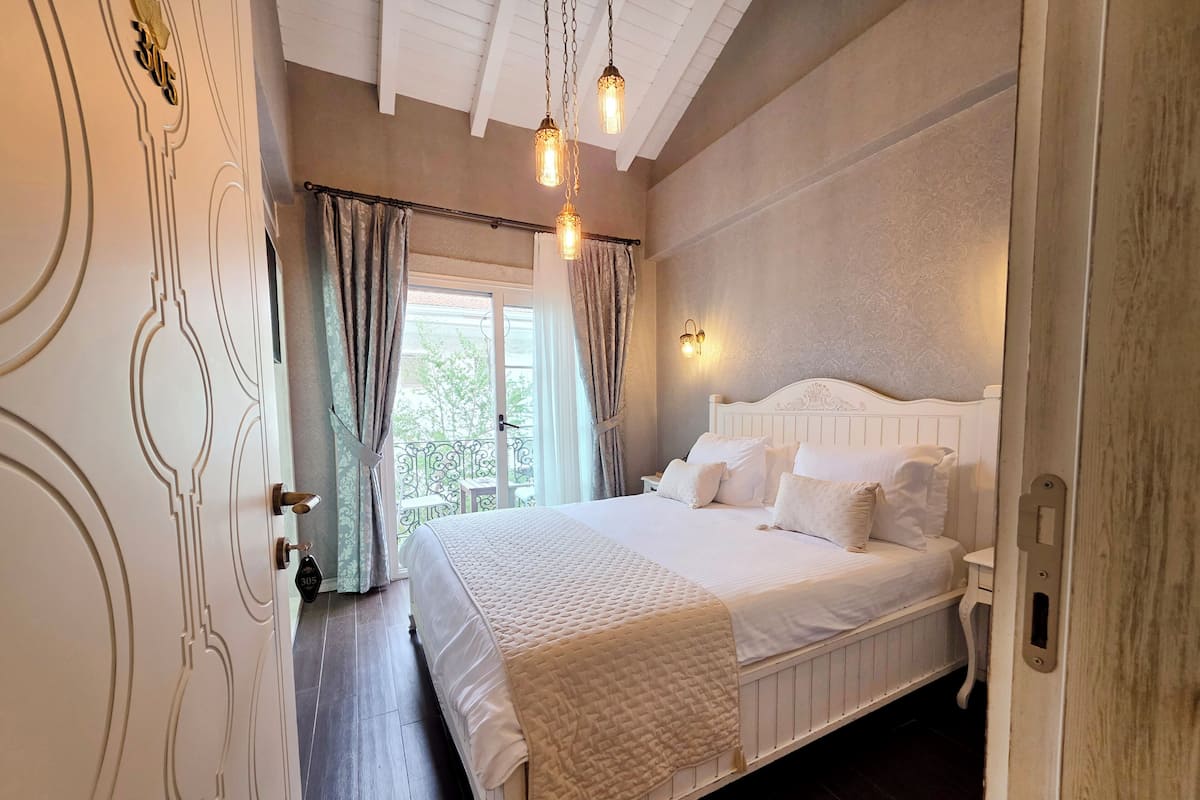 Junior Deluxe Room with Balcony. | Minibar, soundproofing, iron/ironing board, free WiFi