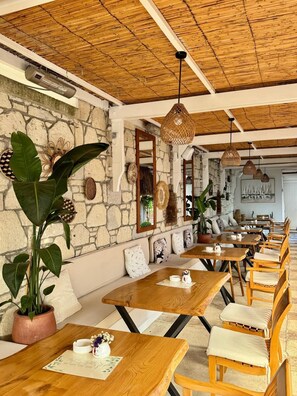 Breakfast, lunch, dinner served; Turkish cuisine  - Provence Mansion Alacati (Cesme)