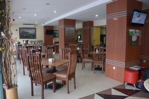 Breakfast area - Hyper Inn (Bandung)