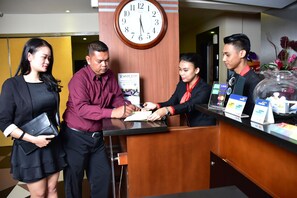 Reception - Hyper Inn (Bandung)