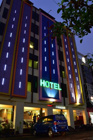 Front of property – evening/night - Hyper Inn (Bandung)