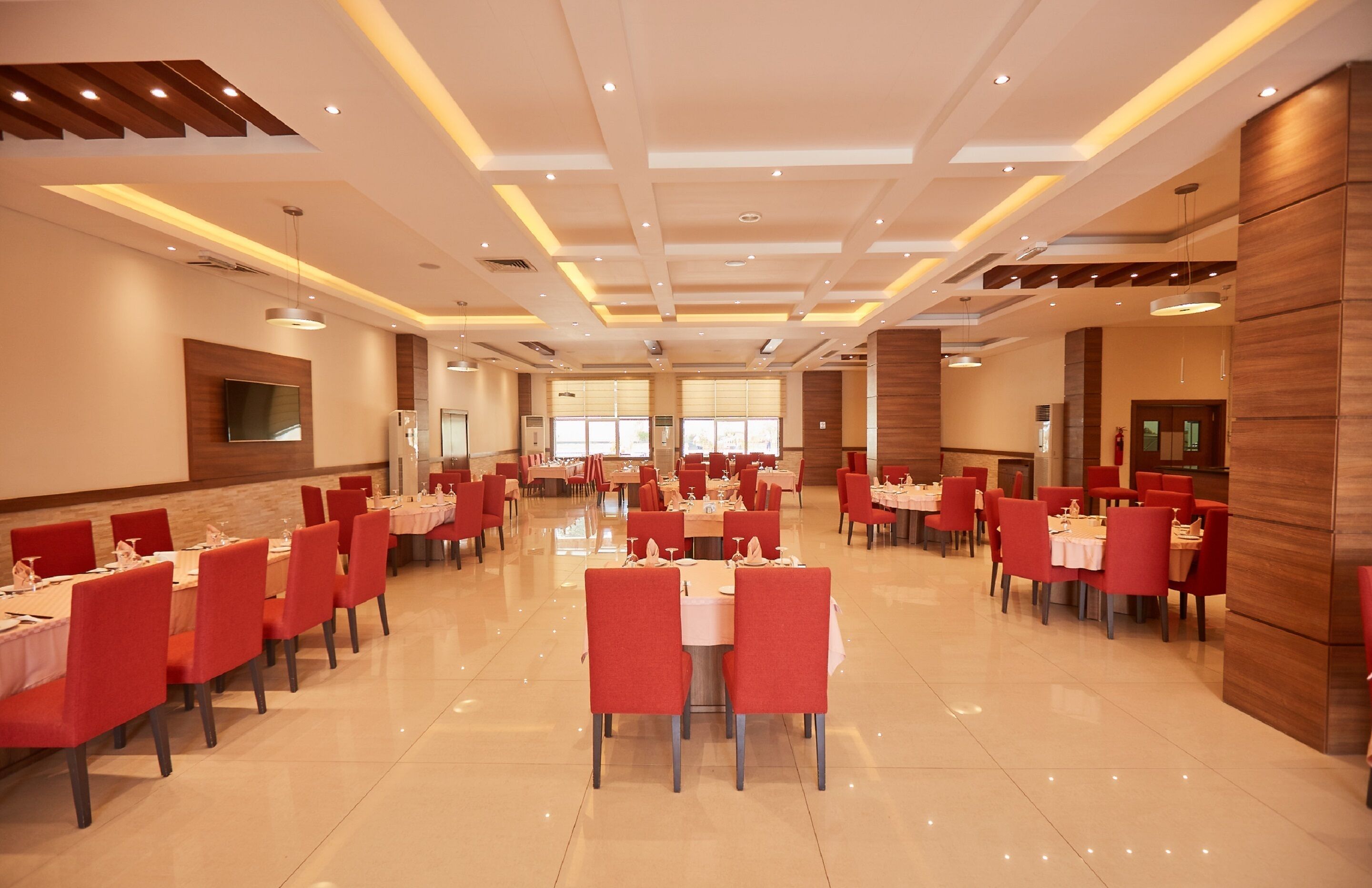 2 restaurants, breakfast, lunch served; local and international cuisine