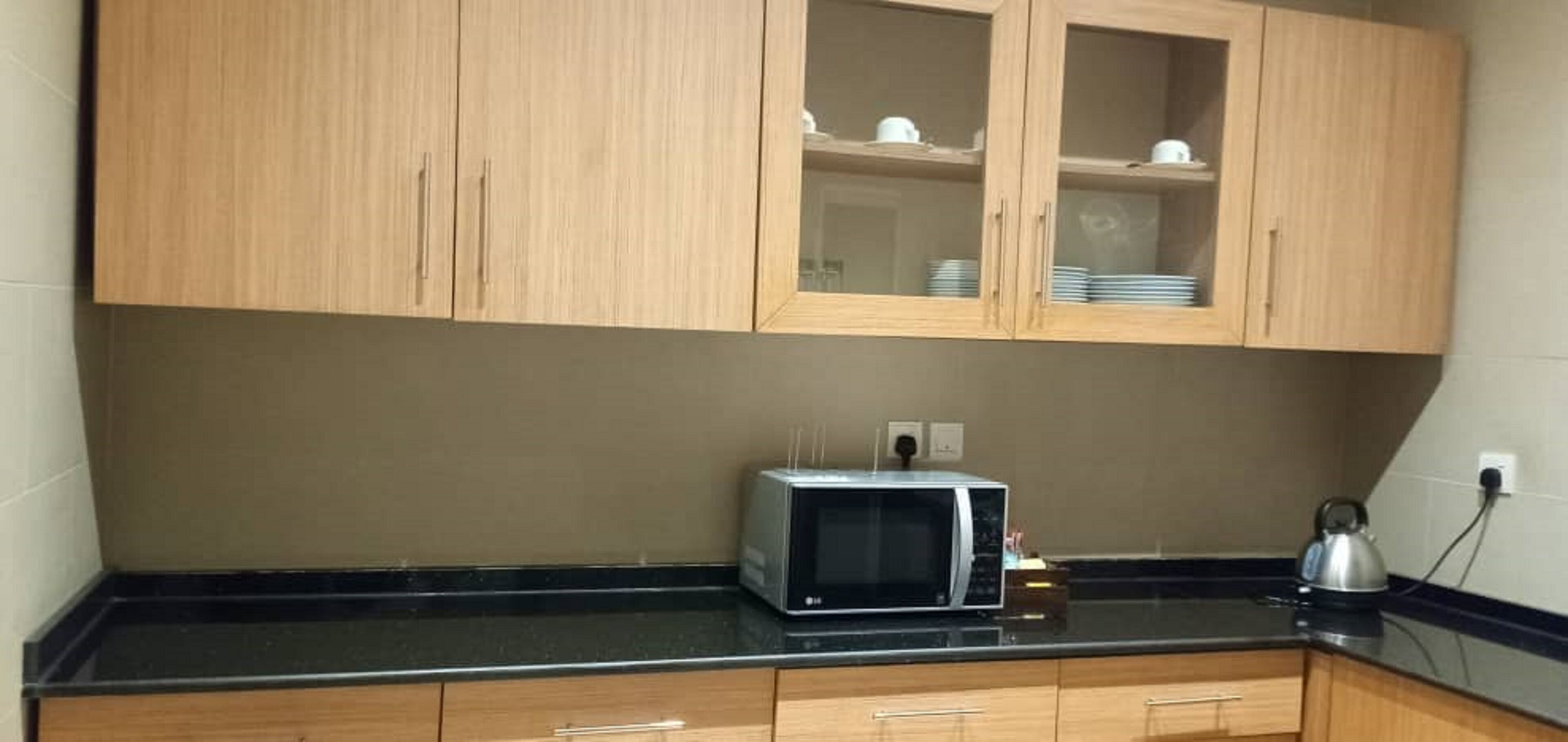 presidential suite, 2 bedrooms, city view | private kitchen | mini-fridge, electric kettle, paper towels