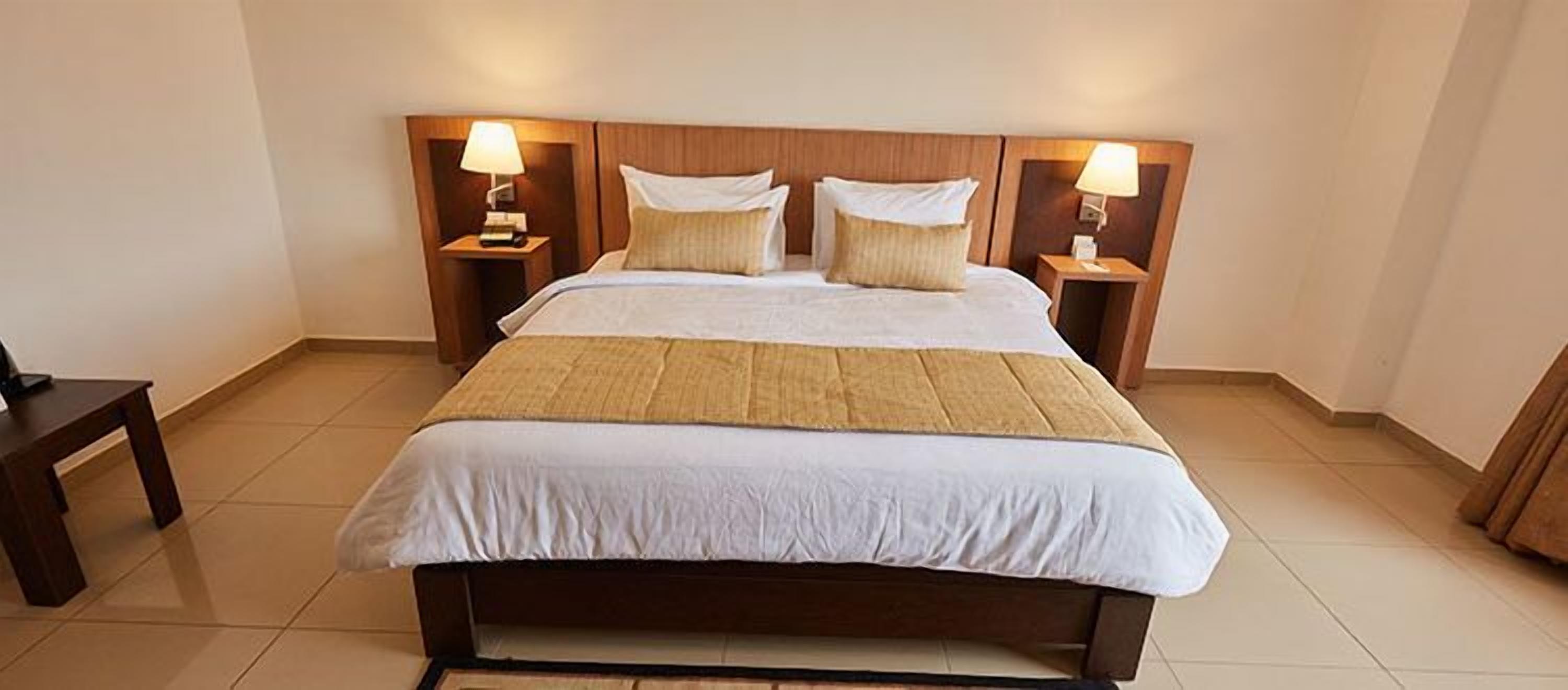 executive double room | 1 bedroom, in-room safe, desk, laptop workspace