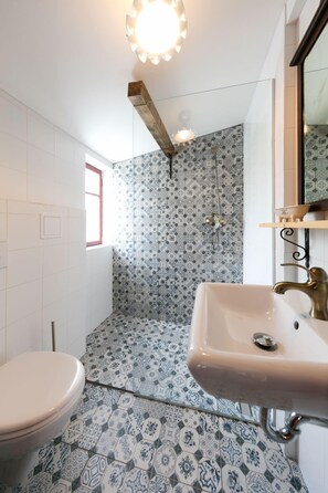 Apartment (Edouard) | Badezimmer | Dusche, kostenlose Toilettenartikel, Handtücher