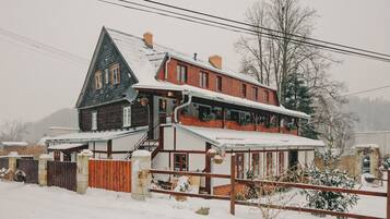 Vista frontal de la propiedad