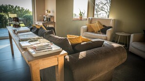 Una sala de estar moderna con un sofá, una mesa de centro y una estantería.