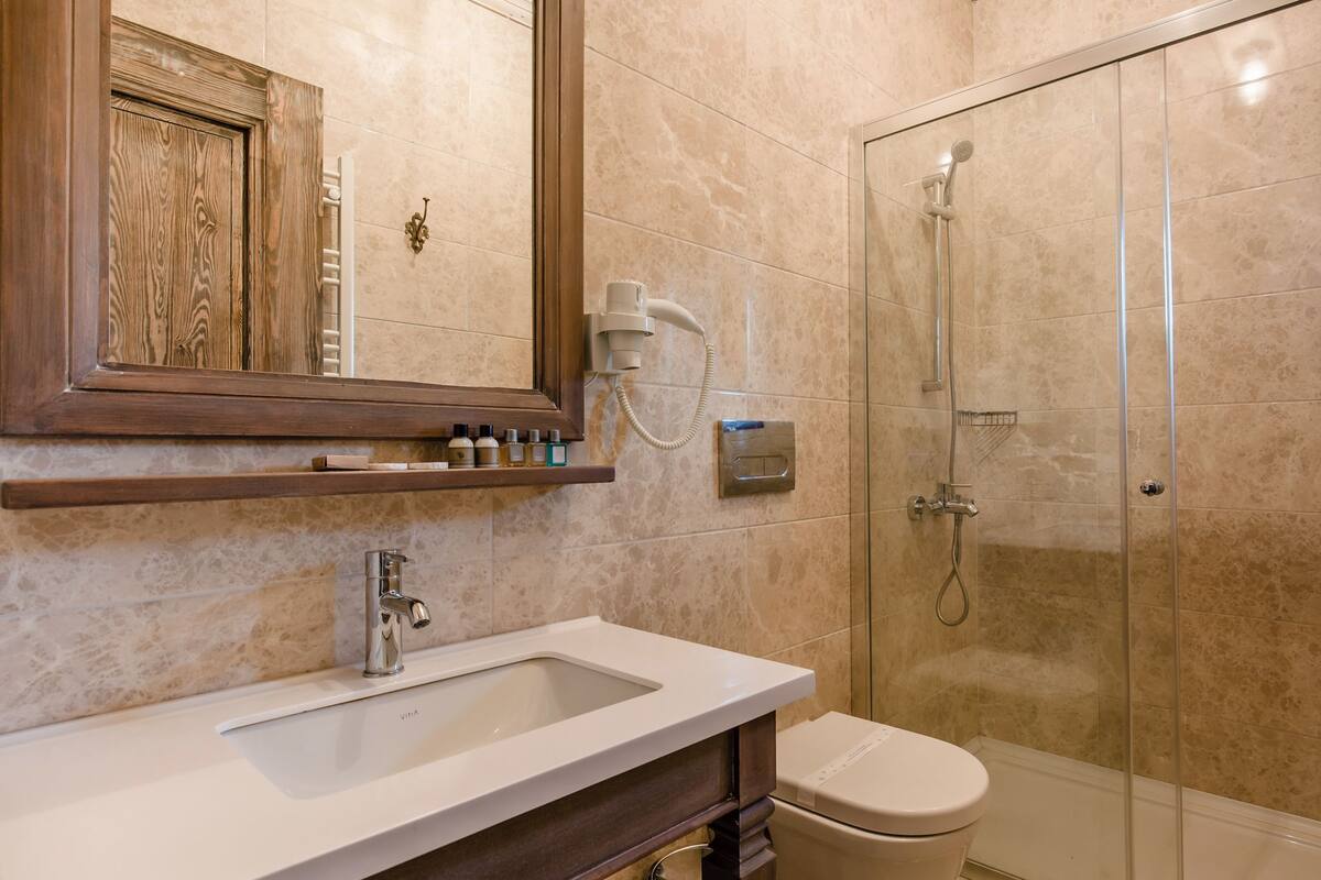 shower, free toiletries, hair dryer, slippers