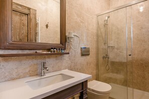 Douche, articles de toilette gratuits, sèche-cheveux, chaussons