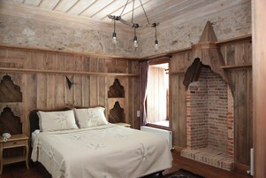 スタンダード ダブルルーム | ミニバー、デスク、ノートパソコン用作業スペース、WiFi (無料)