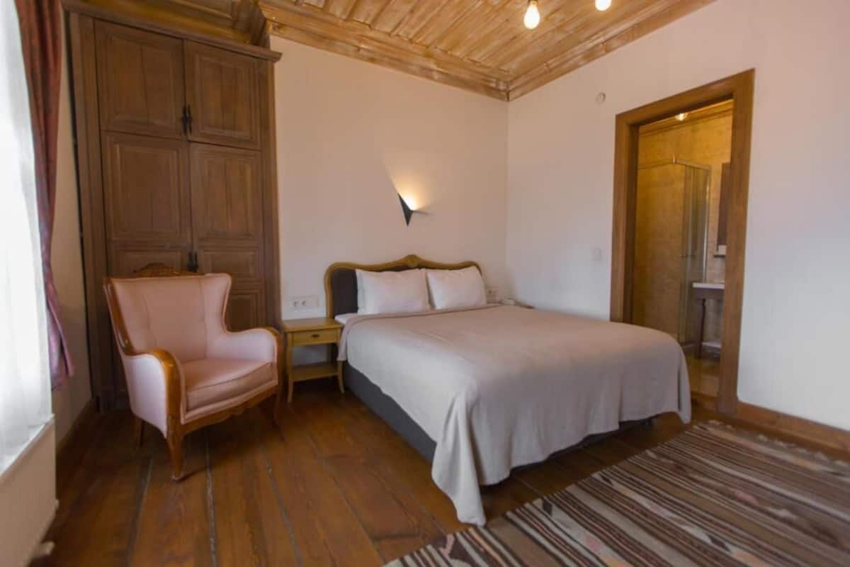 Economy Double Room | 1 bedroom, minibar, desk, laptop workspace