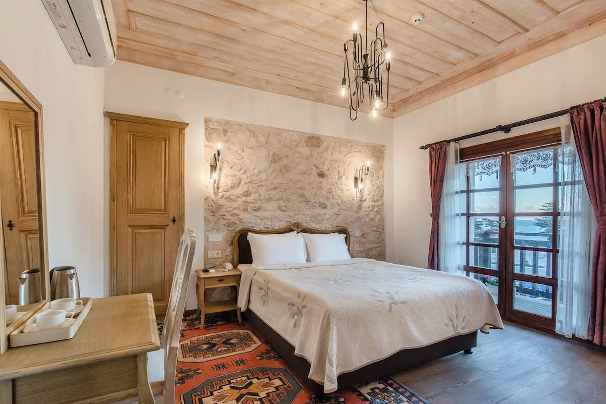 Quarto casal, sacada | Frigobar, escrivaninha, espaço de trabalho para notebook