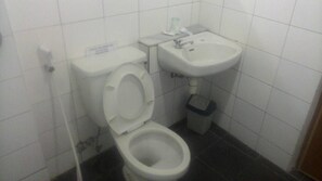 Deluxe Double or Twin Room | Bathroom