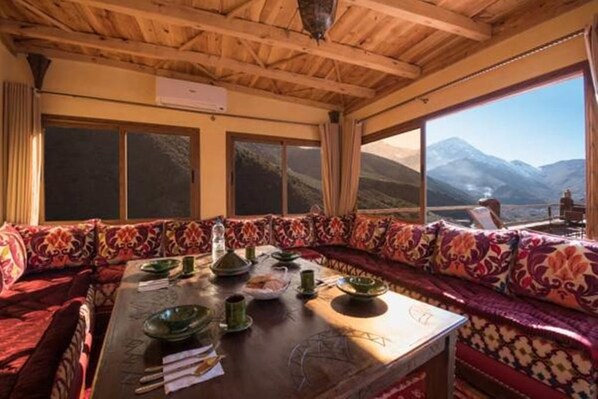 Se sirven desayunos y almuerzos, restaurante con mesas al aire libre 