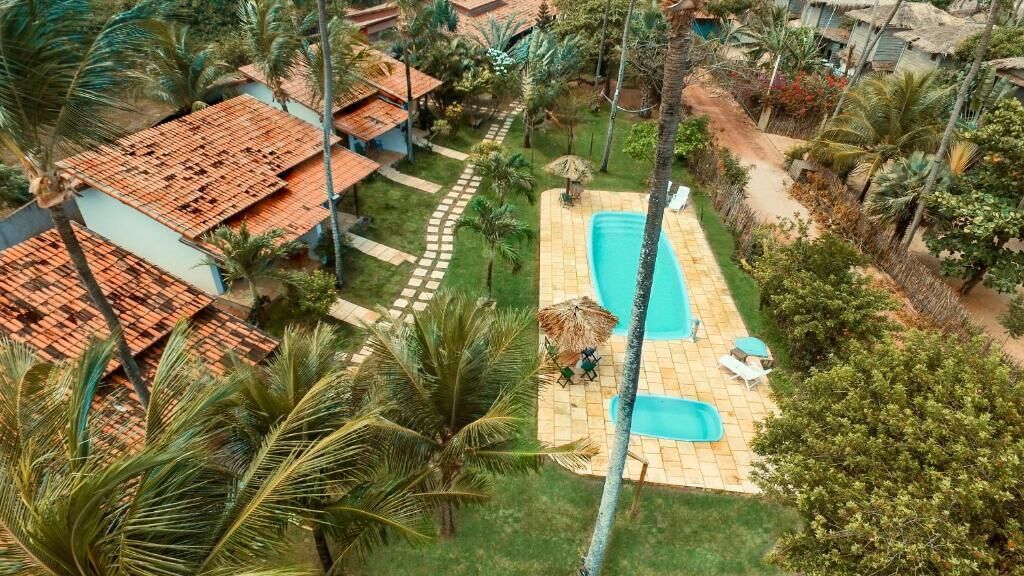 Piscina externa, espreguiçadeiras