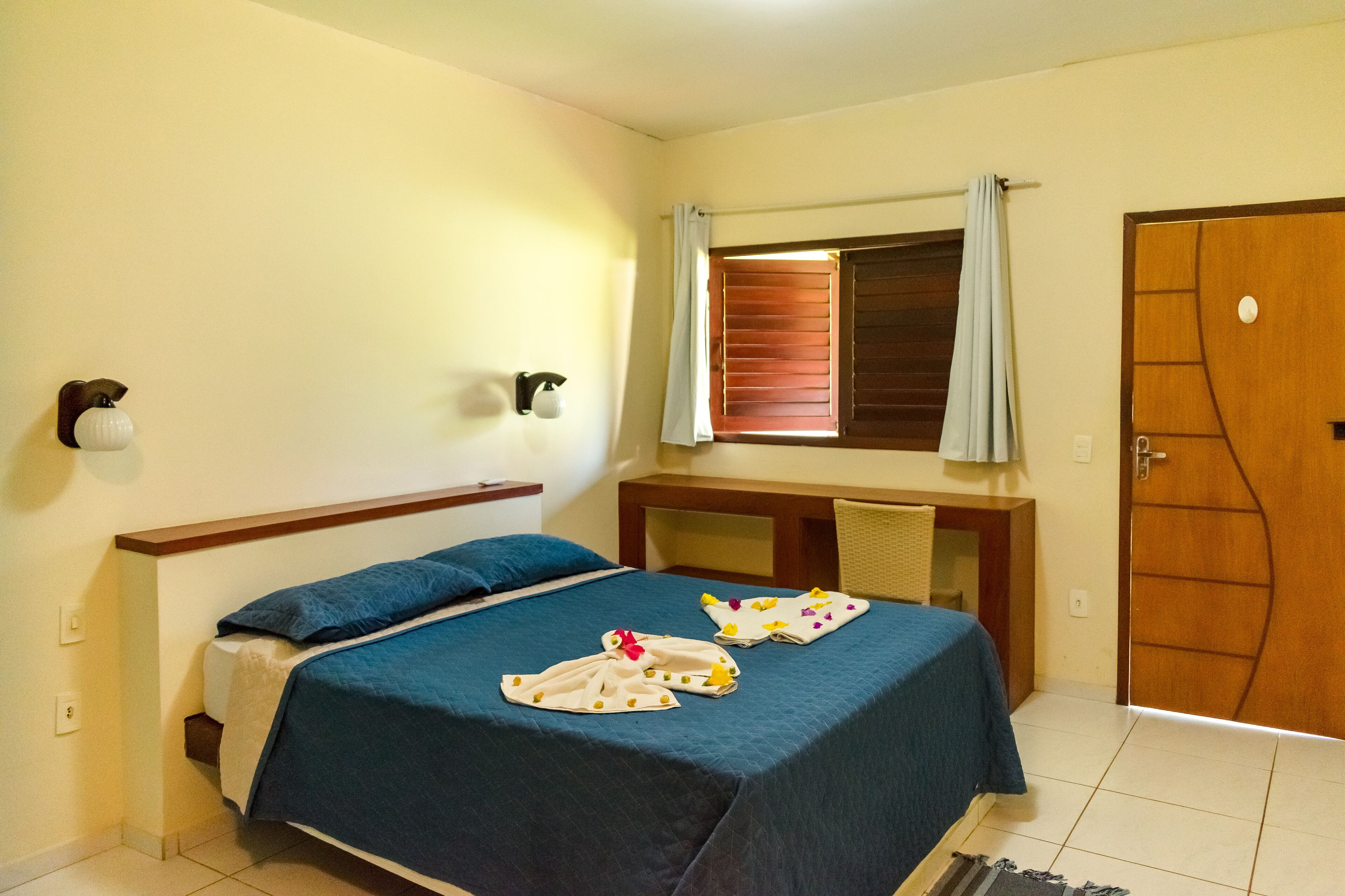 Habitación básica doble | Ropa de cama de alta calidad, minibar, cortinas opacas