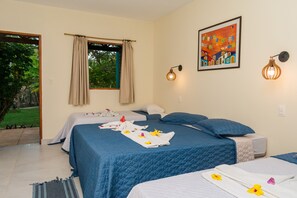 Habitación cuádruple básica, varias camas | Ropa de cama de alta calidad, minibar, cortinas opacas