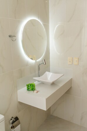 Habitación cuádruple básica, varias camas | Baño | Ducha, secador de pelo y toallas