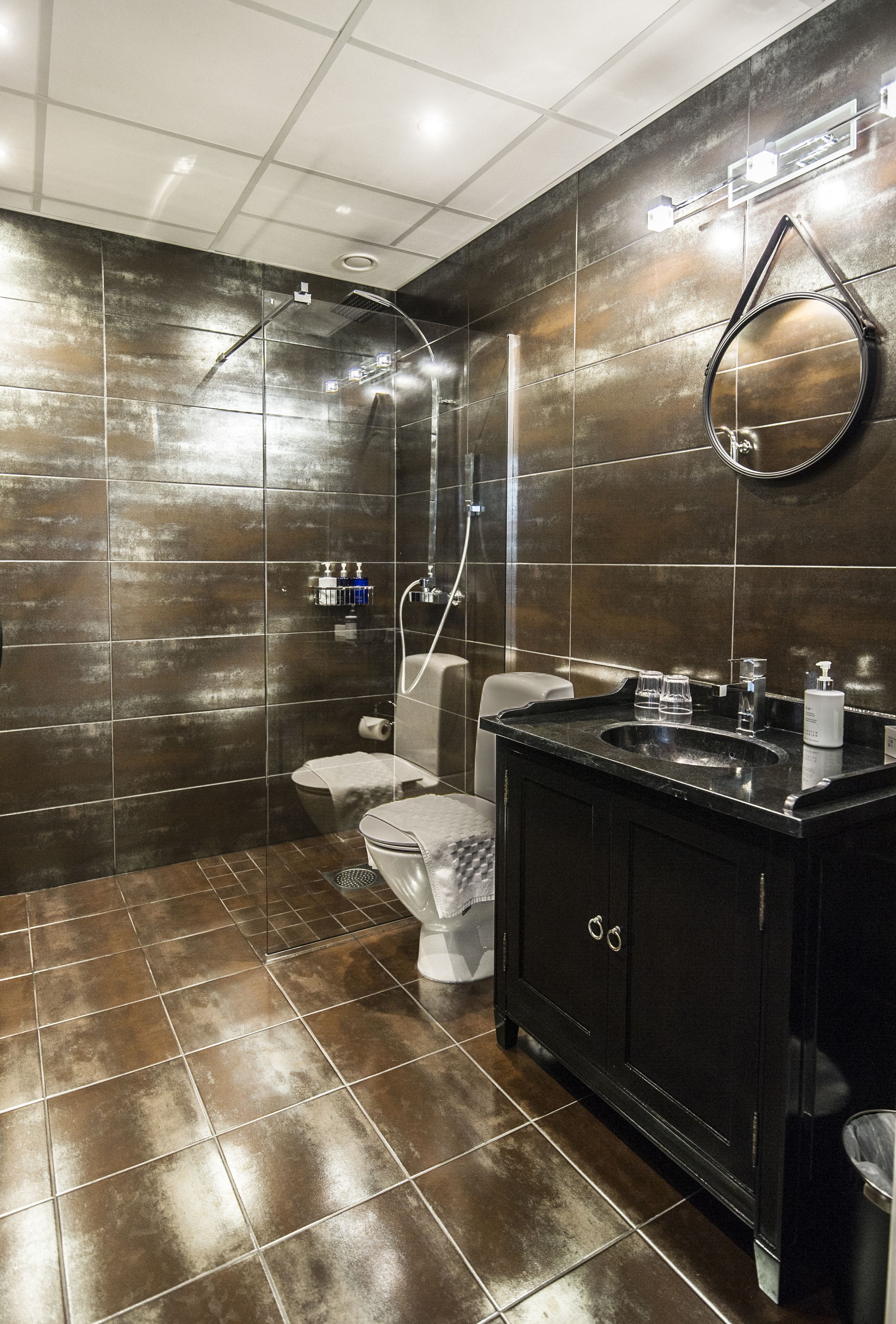junior suite | bathroom | shower, free toiletries, hair dryer, towels