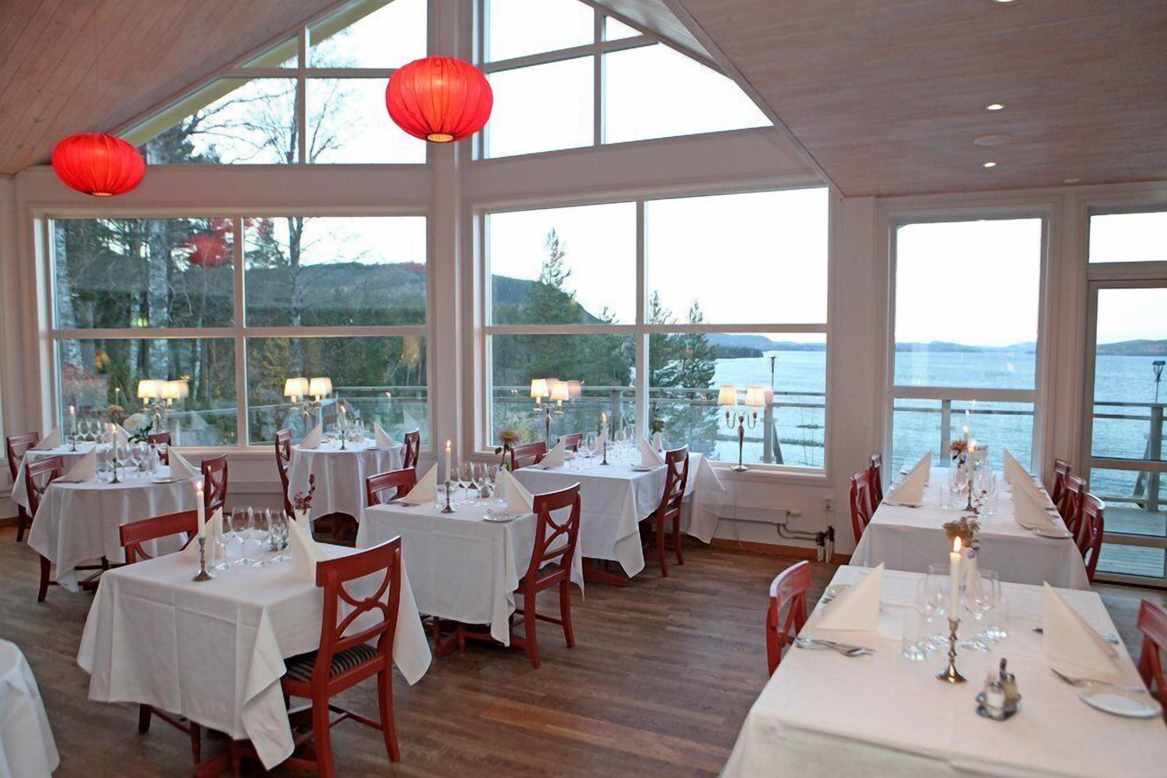 Breakfast, lunch, dinner served; local cuisine, beach views 