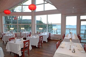 Petit déjeuner, déjeuner et dîner servis sur place, vue sur la plage