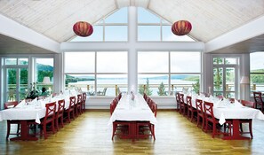 Se sirven desayunos y almuerzos; cocina local; con vista a la playa