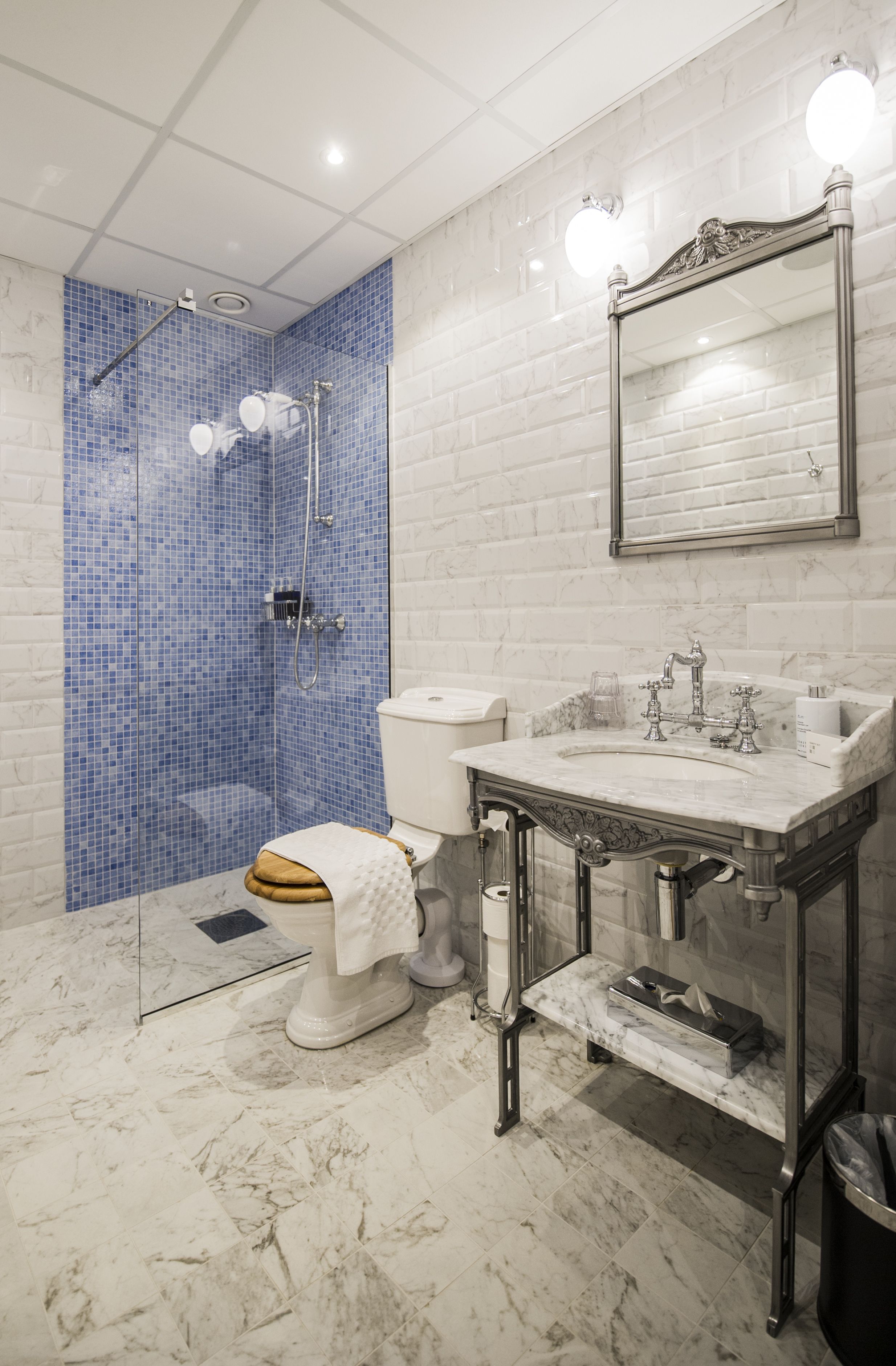 junior suite | bathroom | shower, free toiletries, hair dryer, towels