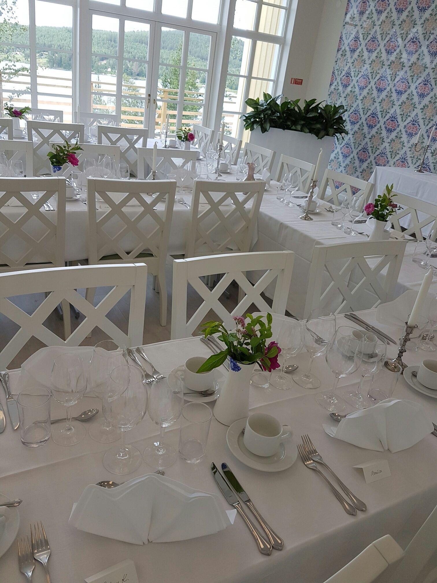 供应早餐、午餐和晚餐，地方菜，海滩景观