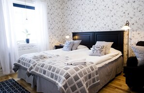 Habitación doble | Camas con pillow-top, cortinas blackout y tabla de planchar con plancha 