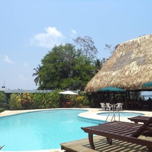 Una piscina al aire libre