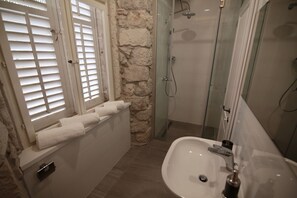 Comfort appartement, 1 slaapkamer, terras, uitzicht op zee | Badkamer | Een douche, een haardroger, handdoeken