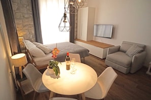 Estudio superior, patio, vista al mar | Área de sala de estar | Televisión de plasma 