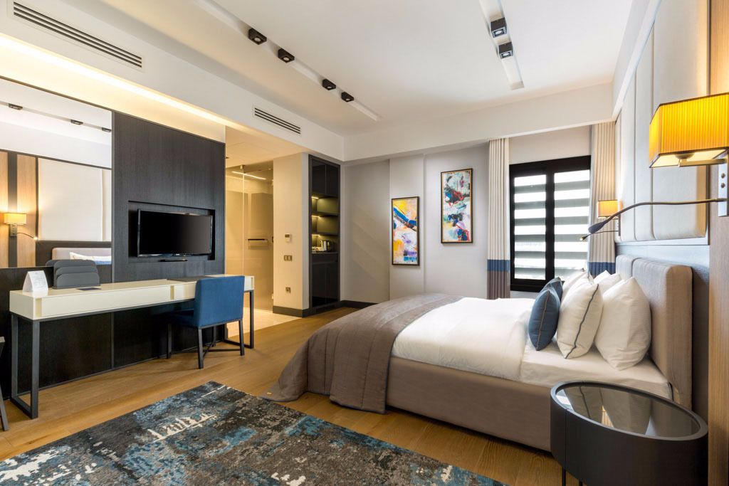 Royal Room | Minibar, in-room safe, desk, soundproofing