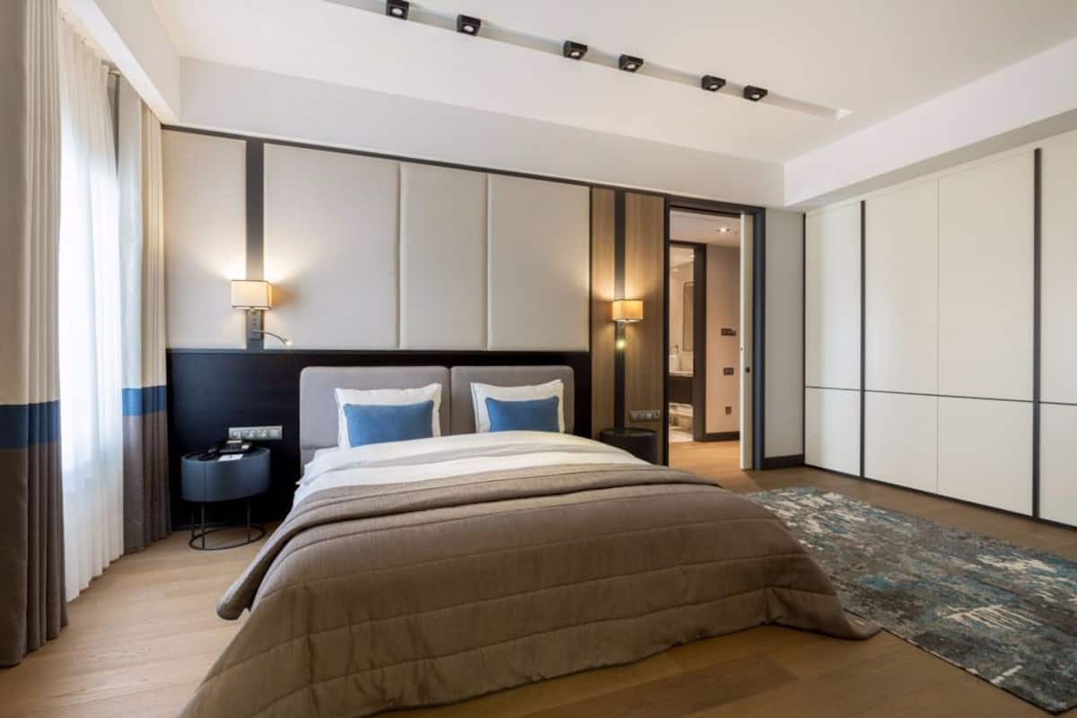 Habitación Royal | Minibar, caja de seguridad en la habitación y escritorio