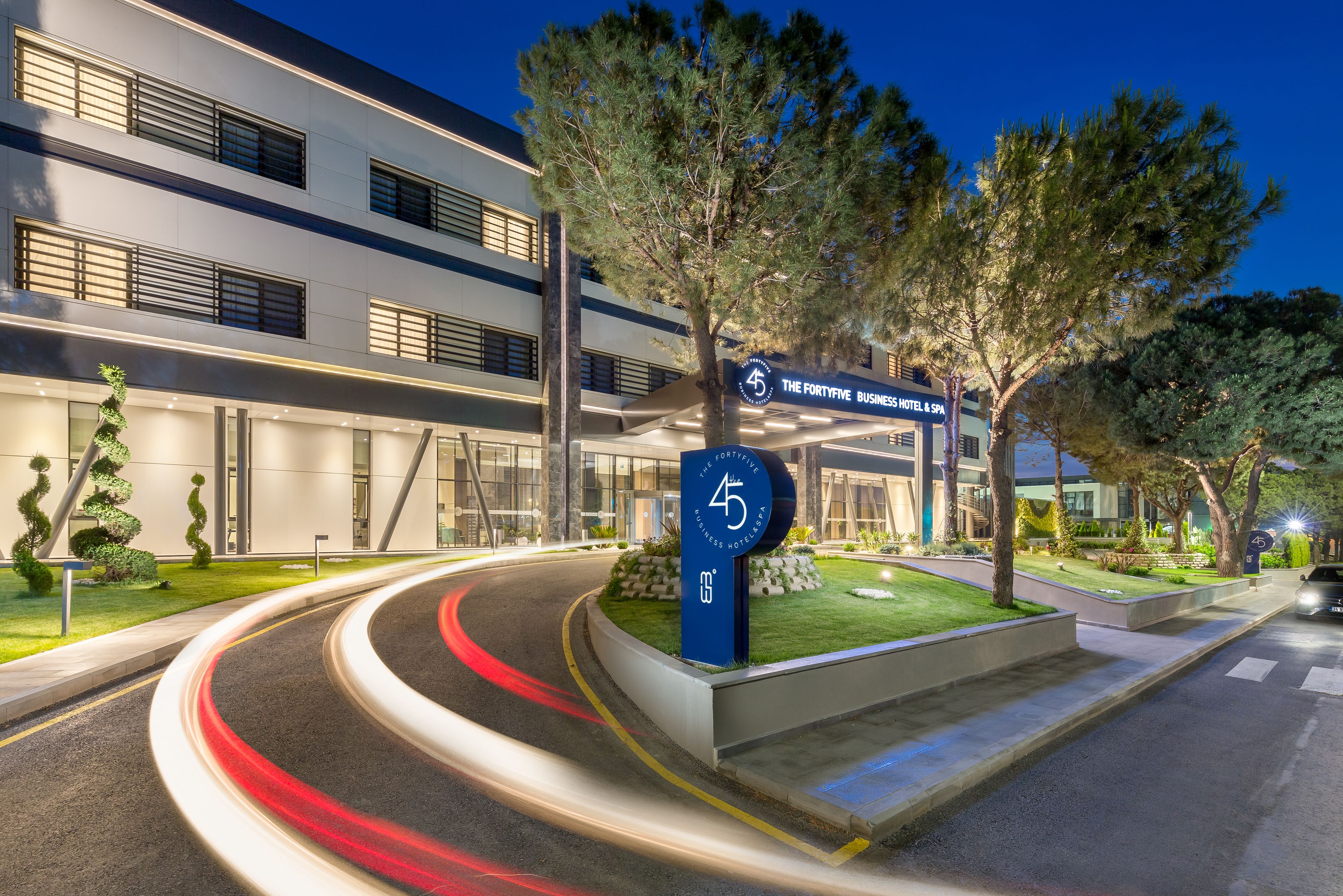 Vista frontal de la propiedad por la tarde o noche