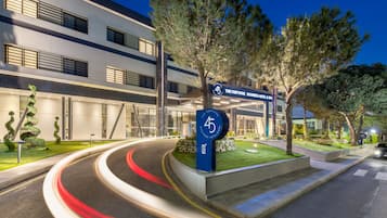 Vista frontal de la propiedad por la tarde o noche