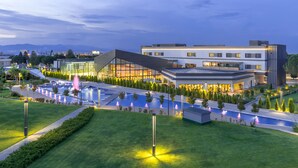 Un hôtel moderne doté d’une piscine, de jardins aménagés et d’une architecture contemporaine.