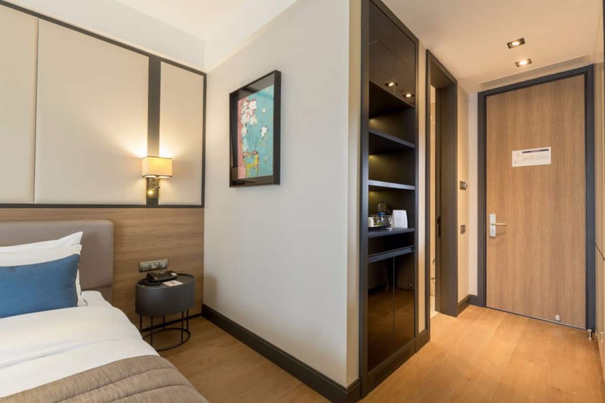 Minibar, caja de seguridad en la habitación y escritorio