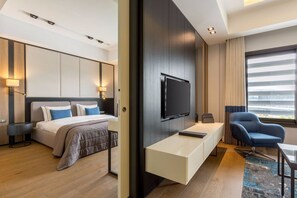 Royal Room | Minibar, in-room safe, desk, soundproofing - The Fortyfive Business Hotel & Spa (Manisa)