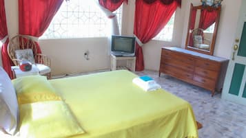 Room | Desk, free WiFi, bed sheets