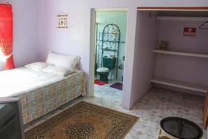 Desk, free WiFi, bed sheets - Kool Rooms Guest House (Santa Cruz)