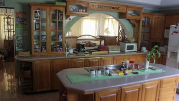 Habitación | Cocina privada | Refrigerador, microondas, cafetera y tetera y utensilios de cocina