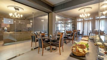 Desayuno continental diario (GEL 20 por persona)