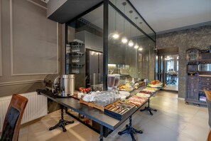 Una mesa de buffet con diferentes alimentos y cristalería.