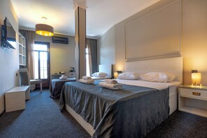 Triple Room with Terrace | In-room safe, desk, soundproofing, iron/ironing board - Hotel Piazza (Tbilisi)