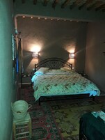 Minibar, escritorio, cortinas blackout y wifi gratis