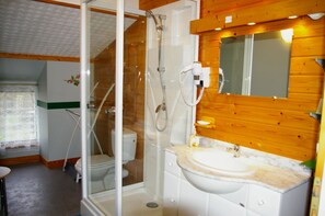Amenidades de baño gratuitas, secadora de cabello, toallas